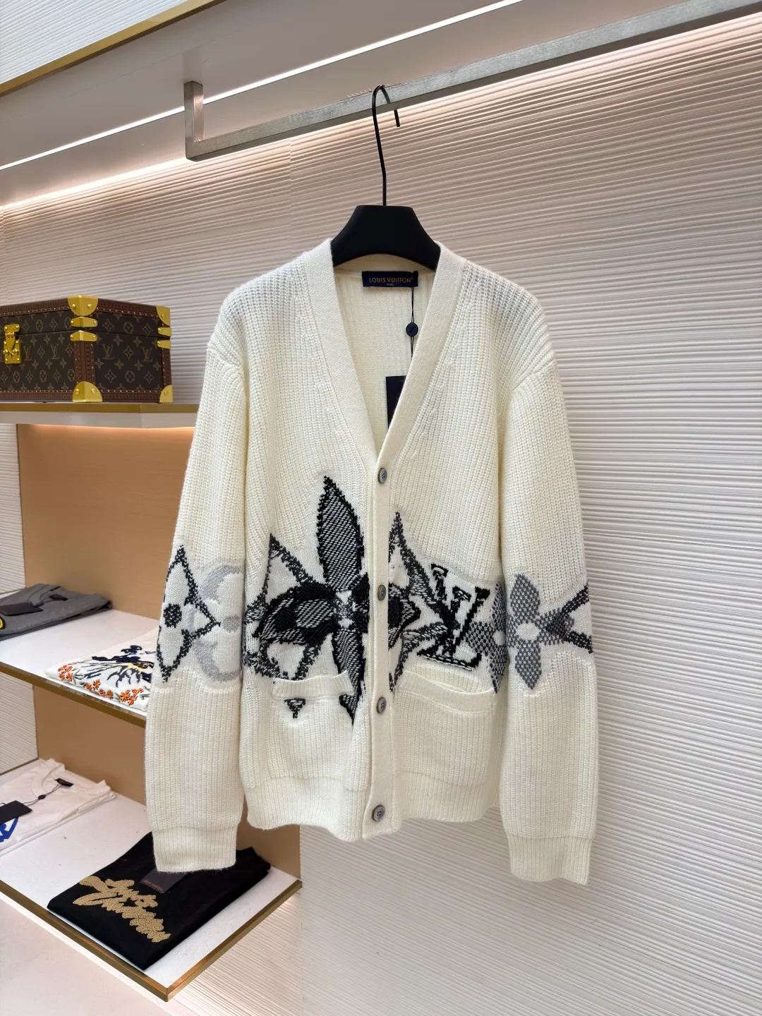 LOUIS VUITTON Ski Series Graphic single-breasted cardigan V-neck sweater ●Original version: Purchased and developed by 15699 ●Item number: 1681681-B90 ●Fabric: wool blended fabric ●Technology: knitted intarsia production ●Color: off-white ●Version: fitted version ●Weight: about 900 grams ●Size: XS-S-M-L ●Description: This sheep wool cardigan is embellished with eye-catching logo patterns, large size LV Letters and Monogram flowers overlap on the lower body and sleeves, creating a snowflake-like scene. The elegant intarsia knit uses contrasting stitching and contrasts with a wide ribbed base for a three-dimensional effect. Perfect for après skiing and a relaxing night out. The overall wiring is straight and delicate, the fabric is comfortable and soft, and the color is consistent without color difference. It can be matched with the same style to create a fashionable look and control various occasions. Customized accessories, complete with three standards, same style for men and women!
